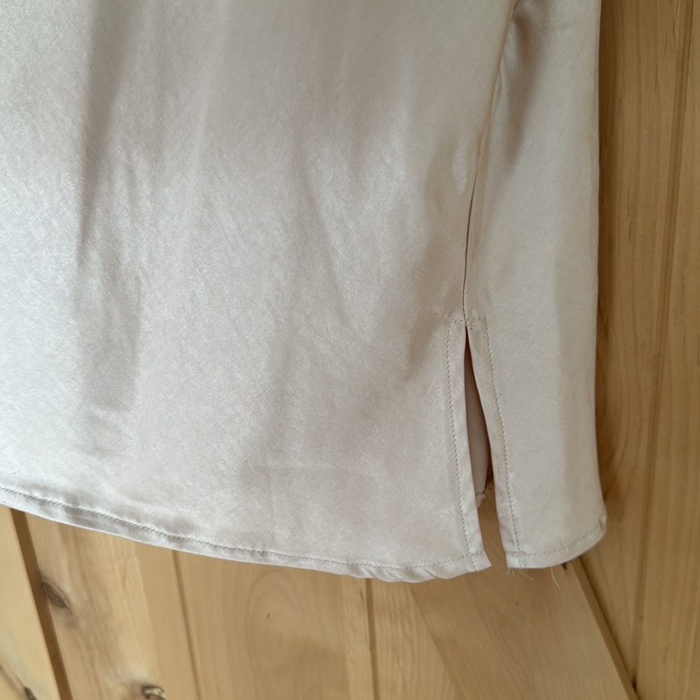 Short silky dress - Picture 2 of 3